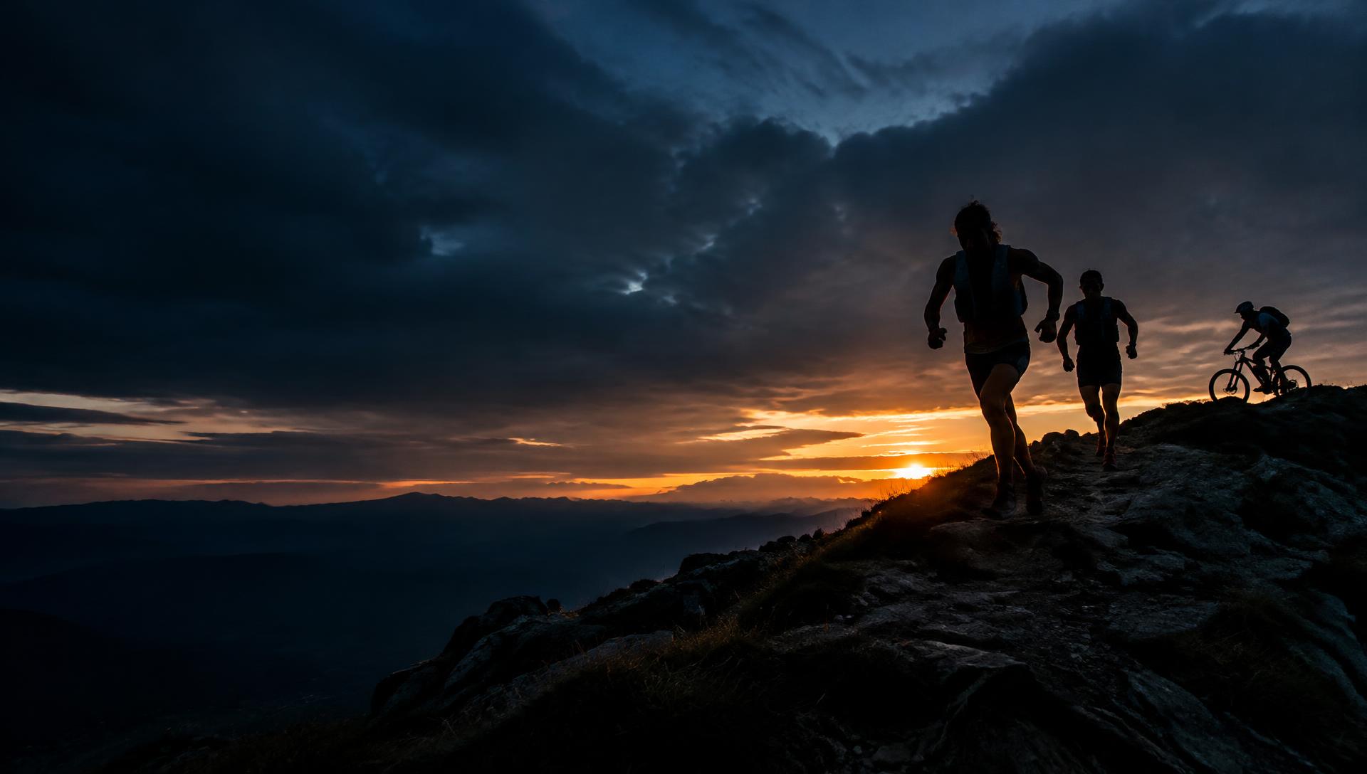 Corredores de trail al atardecer